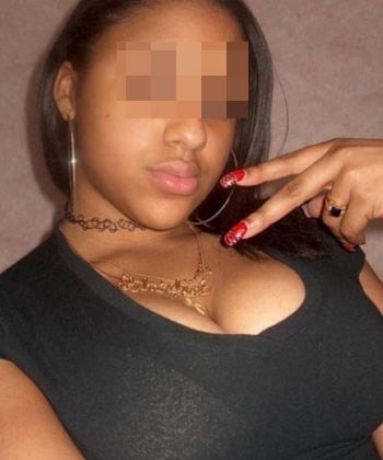 Femme black aimant la dilatation extrême