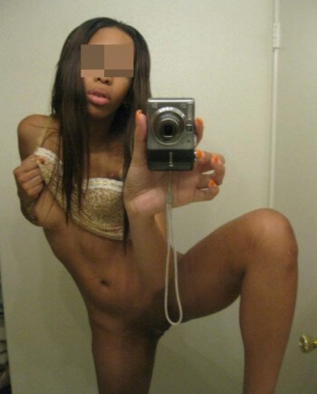 Fille antillaise qui aime la dilatation anale